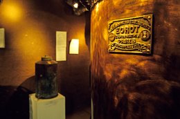 Alambic;-Archipel-des-Comores;-Distillation;-Égrot;-France;-Kaleidos;-Kaleidos-images;-La-parole-à-limage;-Laurent-Abad;-Mayotte;-Musée;-Océan-Indien;-Patrimoine;-Plaque;-Stories-Pictures